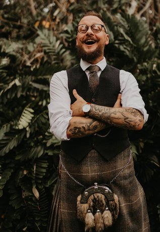 Tattooed Scottish humanist celebrant conducts outdoor wedding